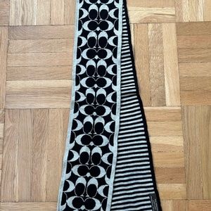 Reversible coach scarf